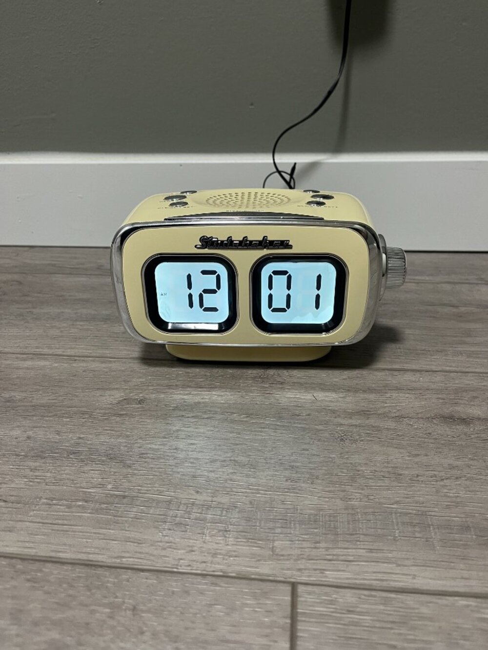 Studebaker Oversized Display Am/Fm Alarm Clock Radio USB Bluetooth Retro Beige